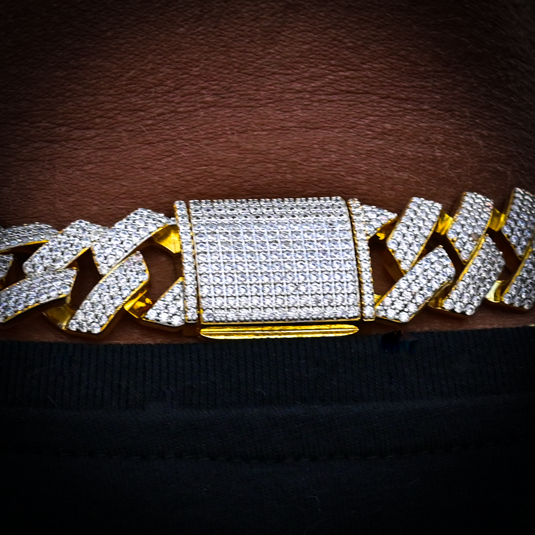 Diamond Prong Link Necklace (18mm) in Yellow Gold